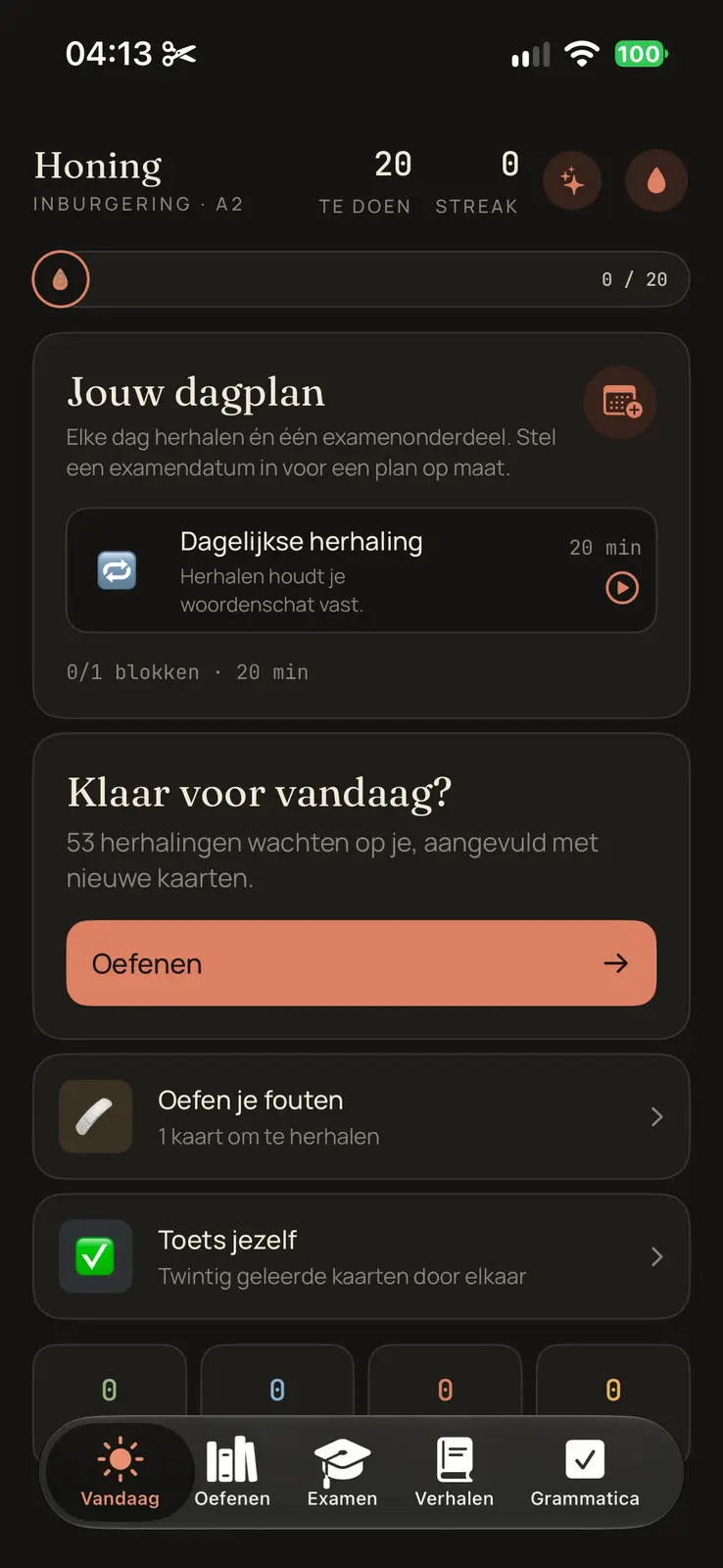 The day screen in dark mode, headed Honing, Inburgering A2, with twenty cards to do and a streak of zero. A card called Jouw dagplan says each day is a review and one exam part, and to set an exam date for a plan made to measure; under it sits one block, the daily review of twenty minutes, at 0 of 1 blocks. Below, a card asks whether you are ready for today, with 53 reviews waiting topped up with new cards, over an orange Oefenen button. Two rows follow, practise your mistakes and test yourself.