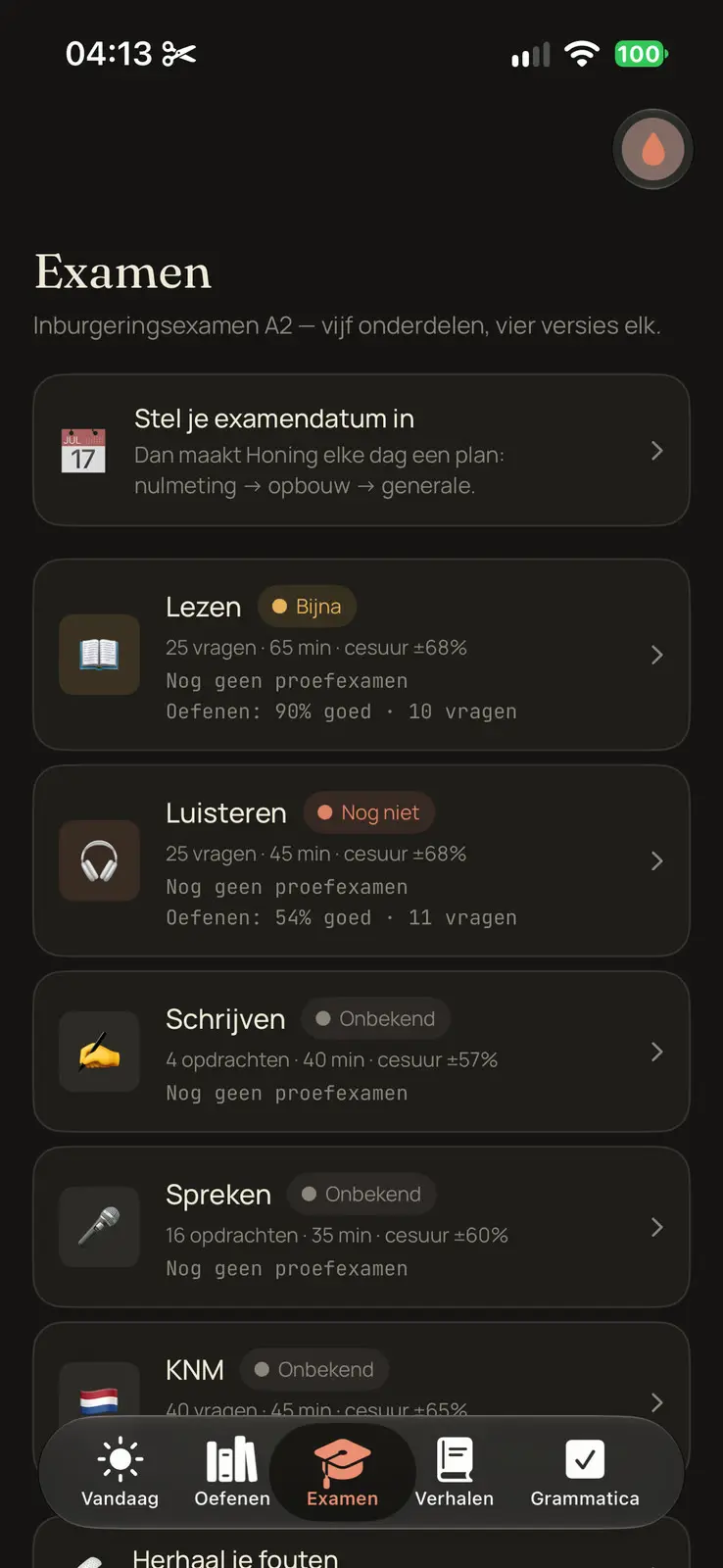 The exam screen in dark mode. Under Examen and a line saying the A2 integration exam has five parts with four versions each, a row offers to set an exam date so that Honing plans every day toward it. The five parts follow with their question counts, time limits and pass marks: reading marked Bijna, almost, and listening Nog niet, not yet, each with its practice score so far, then writing, speaking and knowledge of Dutch society marked Onbekend, unknown.