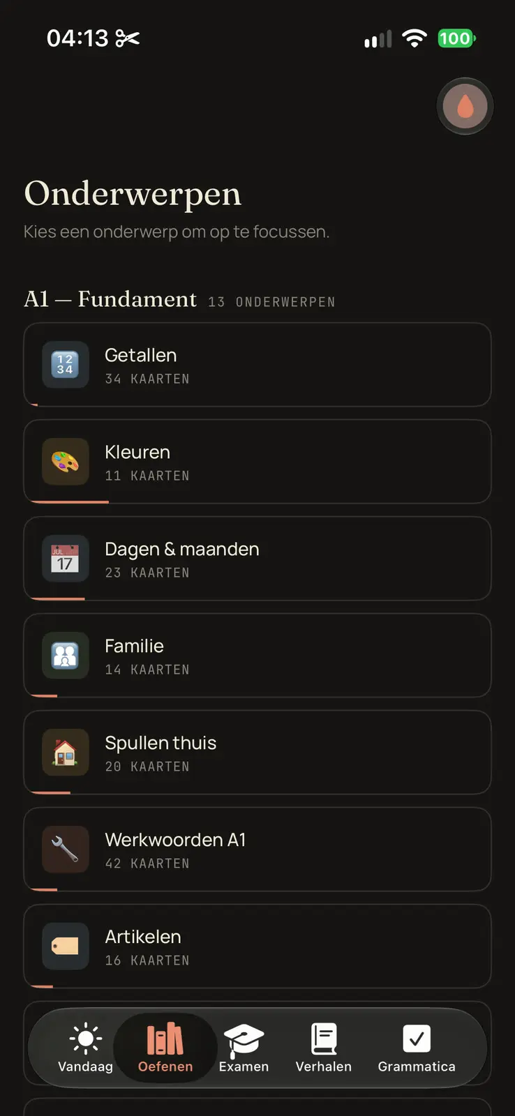 The topics screen, in dark mode. Under Onderwerpen and a line inviting you to pick a topic to focus on, a section headed A1, Fundament, 13 topics, lists them as cards with a card count each: numbers 34, colours 11, days and months 23, family 14, things at home 20, verbs 42, articles 16.