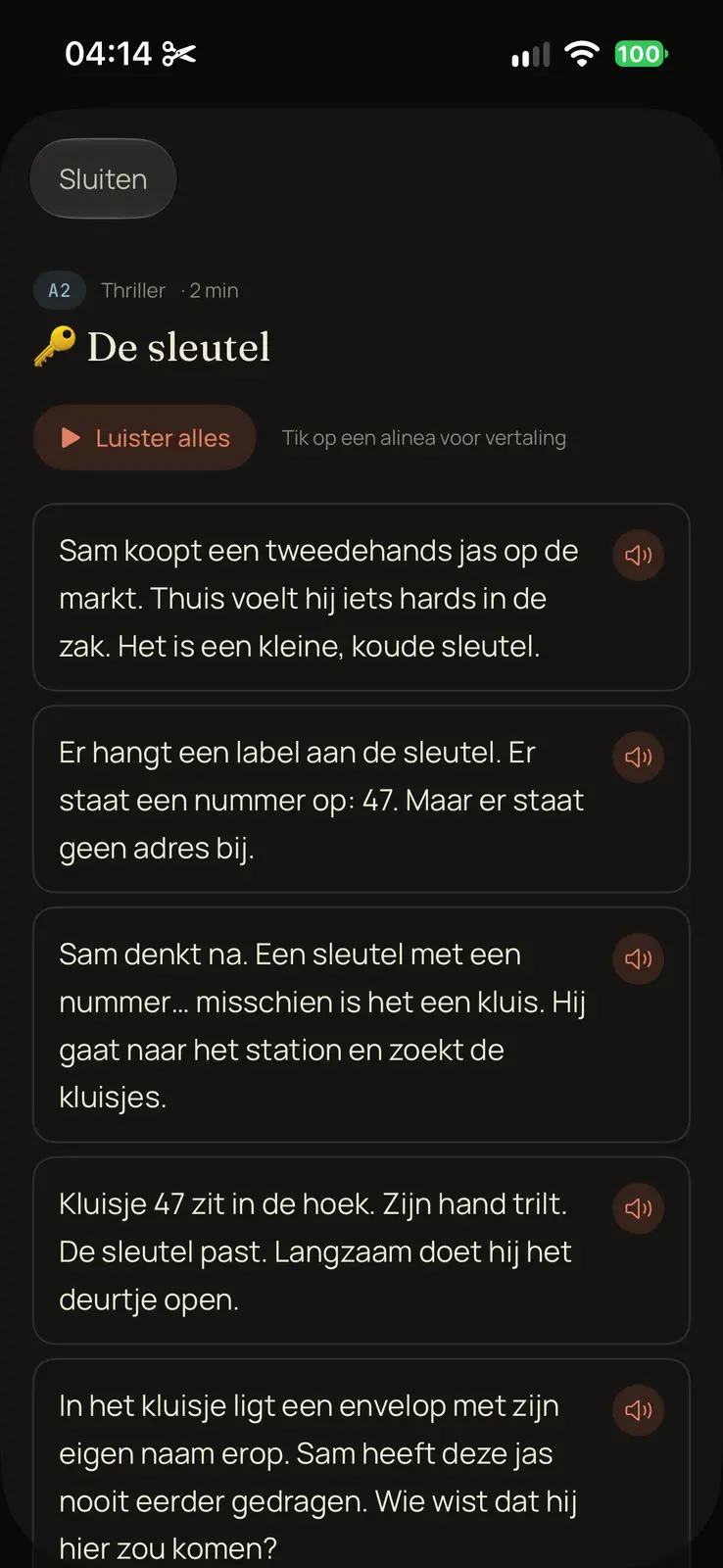 A story open: De sleutel, A2, thriller, two minutes, with a button to listen to all of it and a note to tap a paragraph for its translation. Short paragraphs follow, each with its own speaker button, about Sam finding a small cold key with a number on it in the pocket of a second hand jacket.