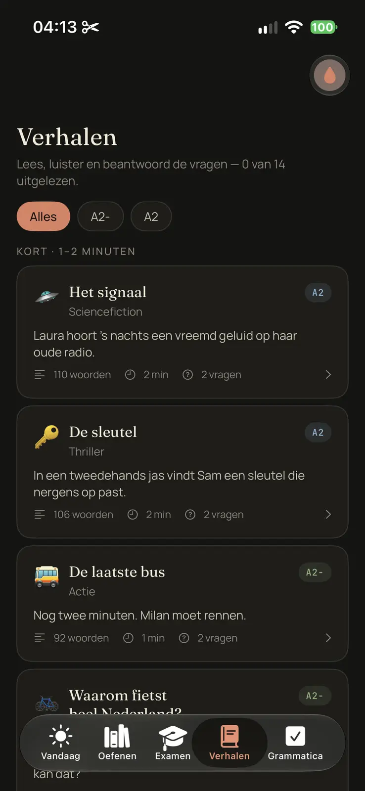 The readers screen, Verhalen: read, listen and answer the questions, 0 of 14 read. Filters for all, A2 minus and A2, then short stories of one to two minutes, each with a genre, a word count, a time and two questions: Het signaal, science fiction; De sleutel, a thriller; De laatste bus, action.