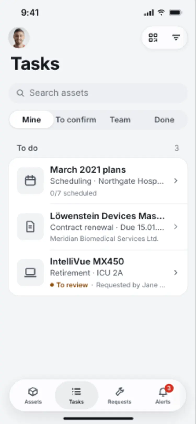 The manager's Mine segment with a maintenance plan, a contract renewal and an IntelliVue MX450 retirement marked To review.